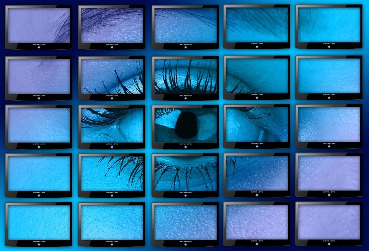 Monitorwand mit grossem Auge